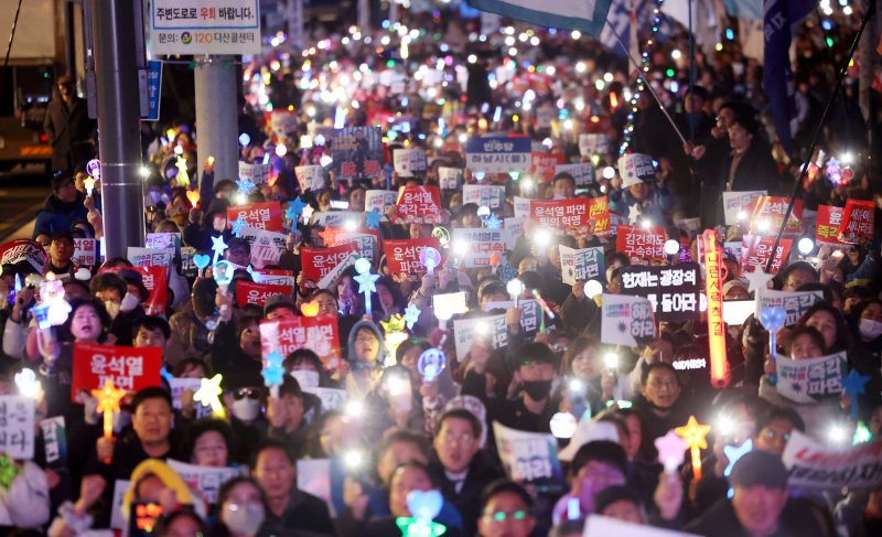 [서울=뉴시스] 홍효식 기자 = 13일 서울 종로구 동십자각에서 윤석열즉각퇴진·사회대개혁 비상행동 주최로 열린 내란수괴 윤석열 즉각 파면 긴급행동 집회에서 참가자들이 구호를 외치고 있다. 2025.03.13. yesphto@newsis.com