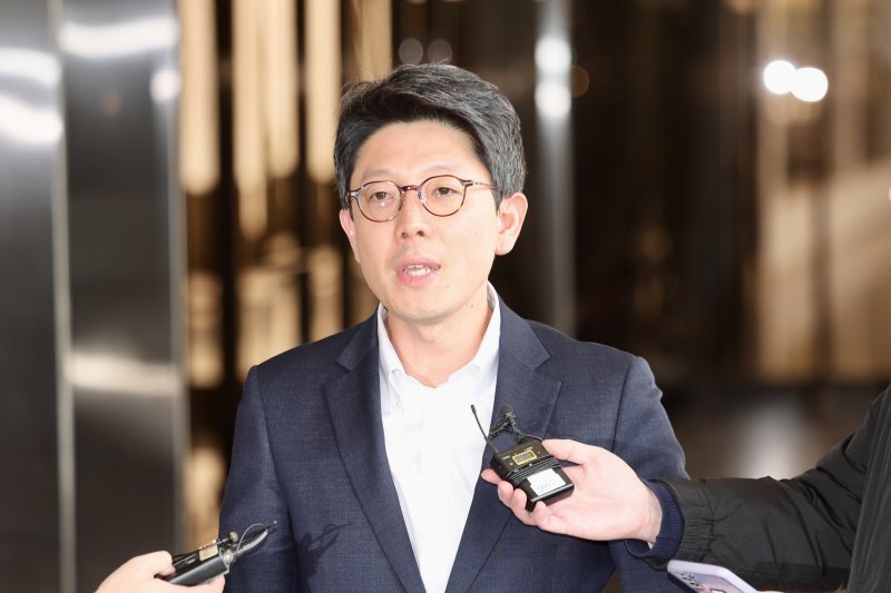 [서울=뉴시스] 김명년 기자 = 김병민 서울시 정무부시장이 13일 오후 서울 서초구 서울중앙지방검찰청에서 오세훈 서울시장에 대해 제기된 ‘명태균 여론조사 비용 대납 의혹’ 관련 참고인 조사에 출석하며 입장을 밝히고 있다. 2025.03.13. kmn@newsis.com