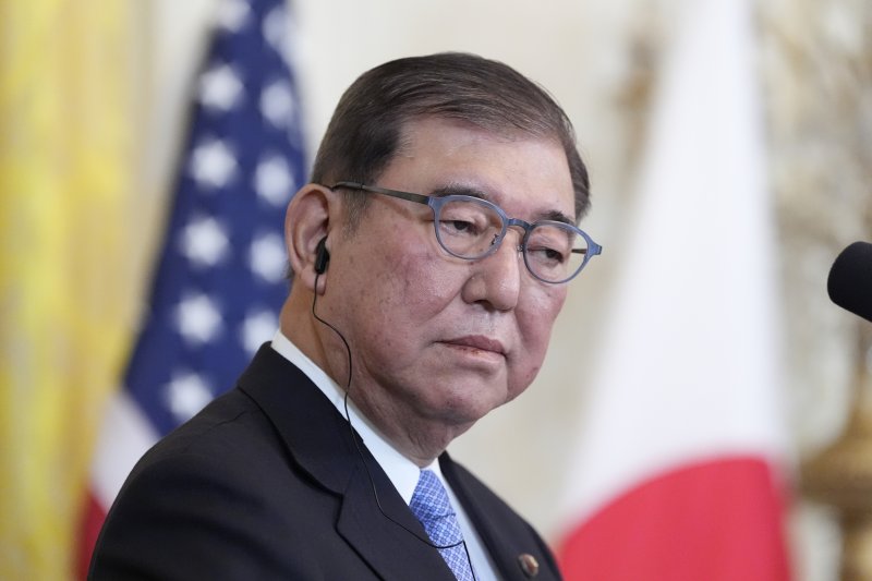 [워싱턴DC=AP/뉴시스]이시바 시게루 일본 총리 사무소가 지난 3월 당내 초선의원들에게 1인당 10만엔(약 100만원) 상당의 상품권을 지급했다는 보도가 나왔다. 사진은 지난달 7일(현지 시간) 미국 워싱턴DC 백악관에서 도널드 트럼프 미 대통령과 회담한 후 가진 공동 기자회견에서 트럼프 대통령의 발언을 듣고 있는 이시바 총리. 2025.02.25.