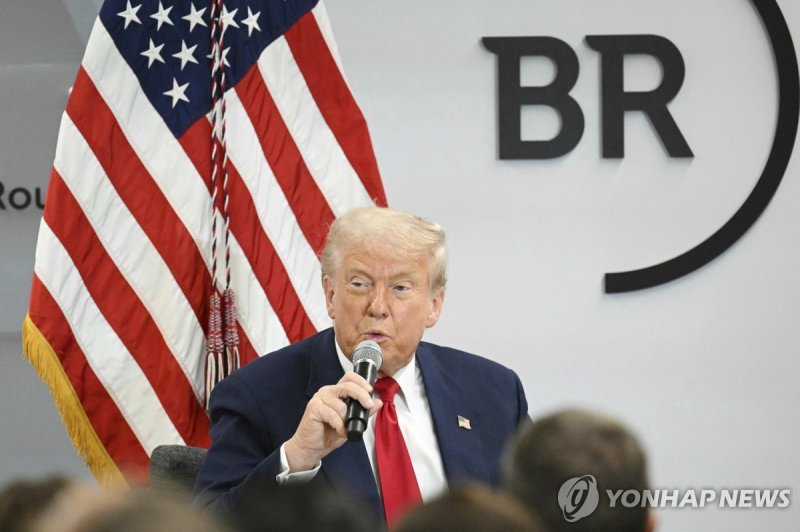 기업 CEO들과 대화하는 트럼프 미국 대통령 (출처=연합뉴스)