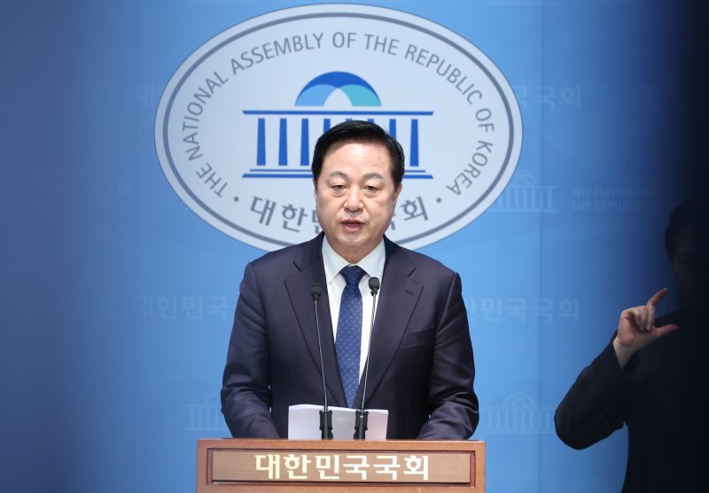 [서울=뉴시스] 고승민 기자 = 김두관 전 의원이 5일 서울 여의도 국회 소통관에서 내전 종식, 개헌 및 선거법 개정 등 기자회견을 하고 있다. 2025.03.05. kkssmm99@newsis.com