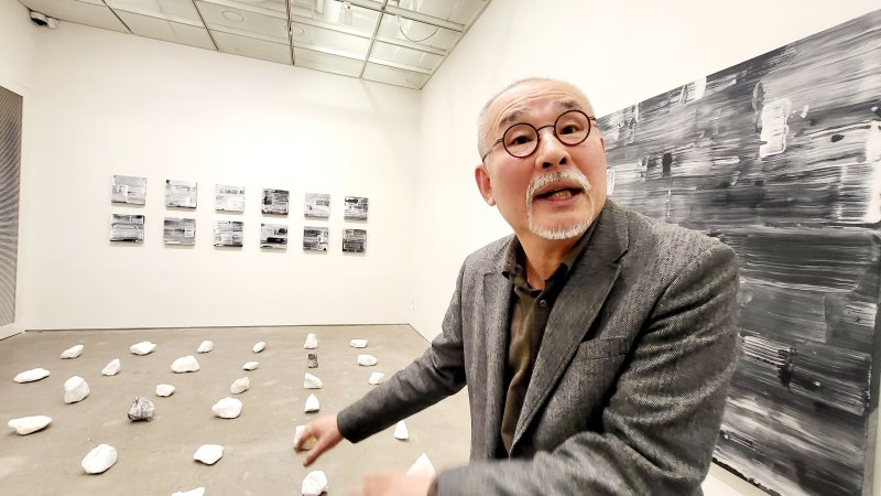 [사진=박현주 미술전문기자]13일 김근태 화백이 작품을 설명하고 있다. 2025.0313. hyun@newsis.com *재판매 및 DB 금지