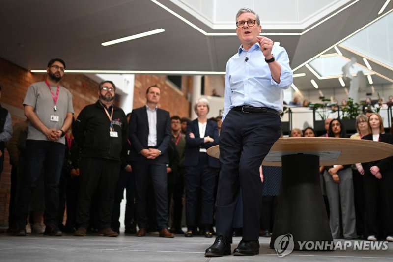 13일 공공서비스 개혁 연설하는 스타머 총리 (출처=연합뉴스)