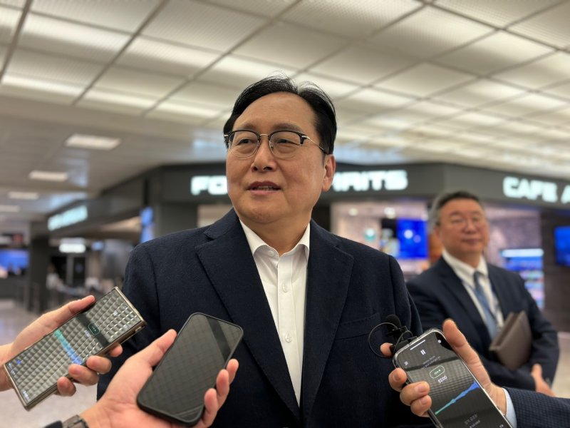[워싱턴=뉴시스]이윤희 특파원 = 정인교 산업통상자원부 통상교섭본부장이 도널드 트럼프 행정부와 관세 협상을 위해 13일(현지 시간) 미국 워싱턴DC 인근 덜레스국제공항으로 입국하며 특파원들과 만나 질문에 답하고 있다. 2025.03.14.
