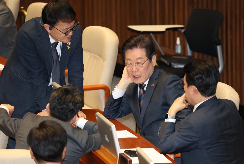 [서울=뉴시스] 고승민 기자 = 더불어민주당 이재명 대표, 김민석 수석최고위원, 진성준 정책위의장, 박주민 보건복지위원장이 13일 서울 여의도 국회에서 열린 제423회 국회(임시회) 제1차 본회의에서 대화하고 있다. 2025.03.13. kkssmm99@newsis.com