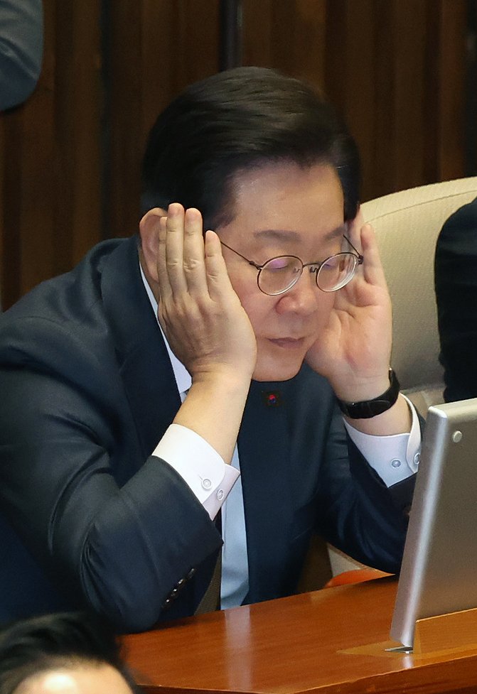 [서울=뉴시스] 조성우 기자 = 이재명 더불어민주당 대표가 13일 오후 서울 여의도 국회에서 열린 제423회 국회(임시회) 제1차 본회의에서 의석 모니터를 보고 있다. 2025.03.13. xconfind@newsis.com