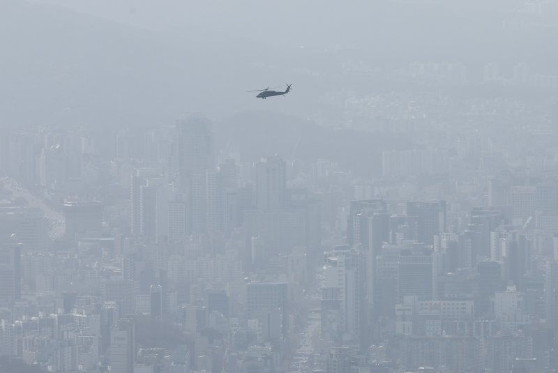 [서울=뉴시스] 황준선 기자 = 전국이 황사 영향권에 접어든 13일 오후 서울 송파구 롯데월드타워 서울스카이에서 바라본 도심이 뿌옇게 흐리다. 2025.03.13. hwang@newsis.com