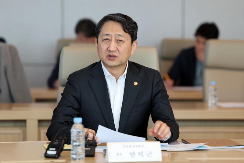 [서울=뉴시스] 안덕근 산업통상자원부 장관이 13일 오전 서울 강남구 포스코에서 열린 '미국 철강 관세 관련 업계 간담회'에 참석해 인사말을 하고 있다. (사진=산업통상자원부 제공) 2025.03.13. photo@newsis.com *재판매 및 DB 금지