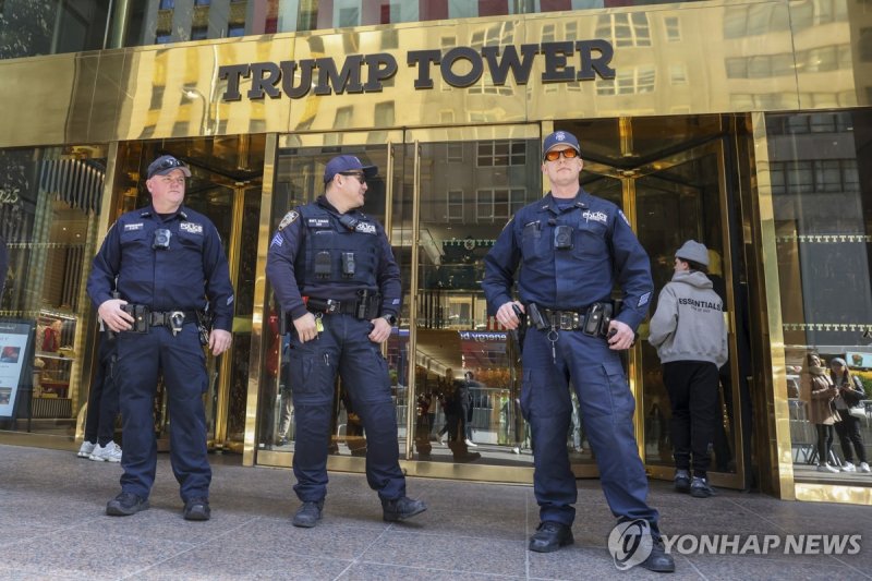 뉴욕 트럼프타워 출입문 앞에 배치된 경찰 (출처=연합뉴스)
