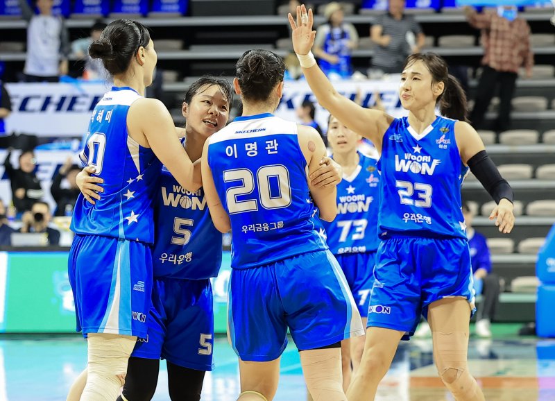 [서울=뉴시스] 여자프로농구 아산 우리은행 선수단. (사진 = WKBL 제공) *재판매 및 DB 금지