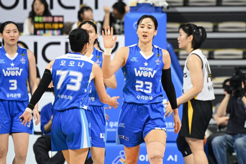 [서울=뉴시스] 황준선 기자 = 지난 2일 충남 아산시 이순신체육관에서 열린 2024-2025 여자프로농구 플레이오프 1차전 아산 우리은행 우리 WON과 청주 KB스타즈의 경기, 우리은행 김단비를 비롯한 선수들이 득점한 뒤 기뻐하고 있다. (사진=한국여자농구연맹 제공) 2025.03.02. photo@newsis.com *재판매 및 DB 금지