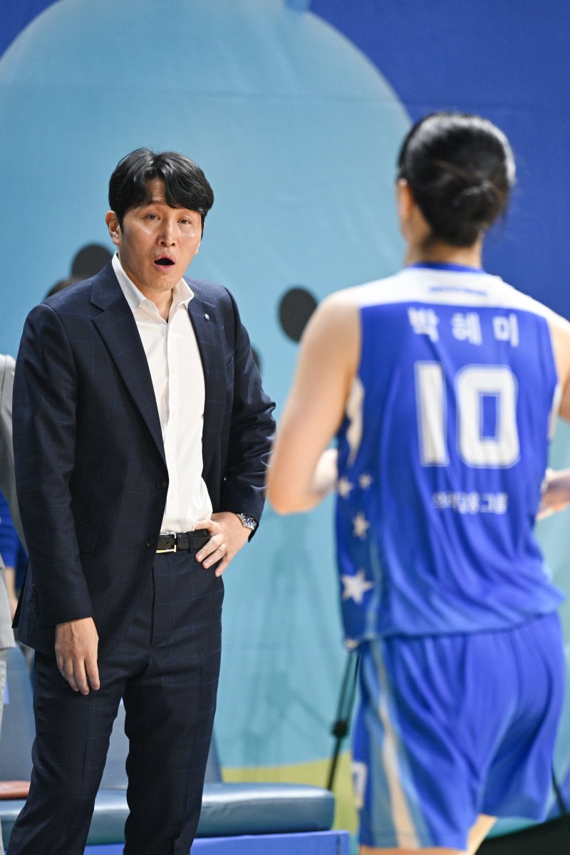 [서울=뉴시스] 황준선 기자 = 지난 2일 충남 아산시 이순신체육관에서 열린 2024-2025 여자프로농구 플레이오프 1차전 아산 우리은행 우리 WON과 청주 KB스타즈의 경기, 우리은행 위성우 감독이 지시를 하고 있다. (사진=한국여자농구연맹 제공) 2025.03.02. photo@newsis.com *재판매 및 DB 금지