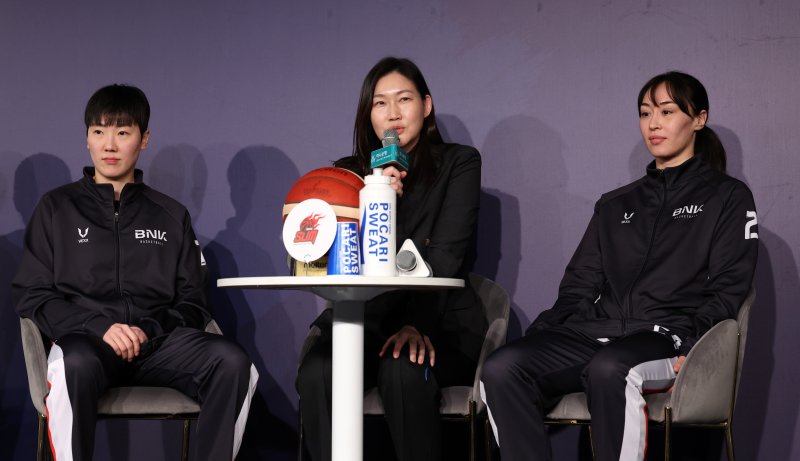 [서울=뉴시스] 김선웅 기자 = 여자농구 BNK 박정은 감독이 지난달 26일 서울 마포구 스탠포드호텔코리아에서 열린 하나은행 2024-2025 여자프로농구 포스트시즌 미디어데이 행사에서 각오를 말하고 있다. 2025.02.26. mangusta@newsis.com
