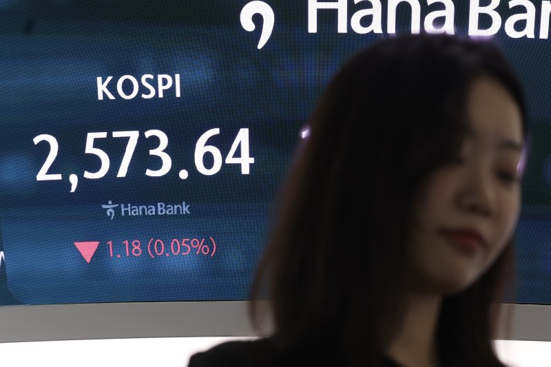 [서울=뉴시스] 김명년 기자 = 코스피가 전 거래일(2574.82)보다 1.18포인트(0.05%) 내린 2573.64에 장을 마친 13일 오후 서울 중구 하나은행 딜링룸에서 딜러들이 업무를 보고 있다. 코스닥 지수는 전 거래일(729.49)보다 6.69포인트(0.92%) 하락한 722.80에 거래를 종료했다. 서울 외환시장에서 원·달러 환율은 전 거래일(1451.0원)보다 2.8원 오른 1453.8원에 주간 거래를 마감했다. 2025.03.13. kmn@newsis.com