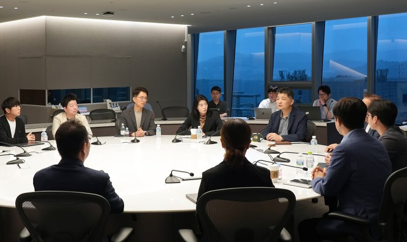 [서울=뉴시스] 카카오는 18일 김범수 경영쇄신위원장과 정신아 대표, CA협의체 소속 주요 계열사 CEO 등이 모인 가운데 그룹 현안을 논의하기 위한 임시 그룹협의회를 열었다고 밝혔다. 2024.07.18 (사진=카카오 제공) *재판매 및 DB 금지