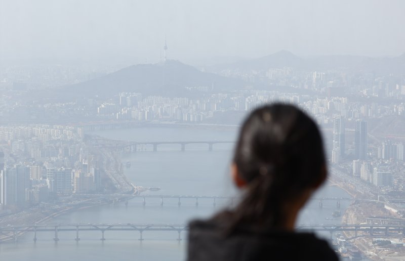 [서울=뉴시스] 황준선 기자 = 전국이 황사 영향권에 접어든 13일 오후 서울 송파구 롯데월드타워 서울스카이에서 바라본 도심이 뿌옇게 흐리다. 2025.03.13. hwang@newsis.com