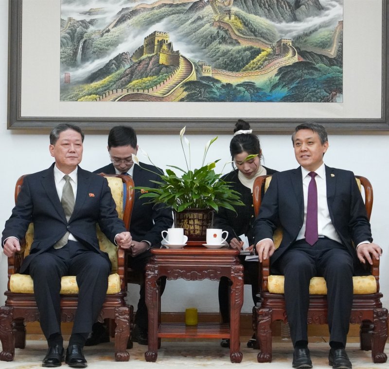 [베이징=뉴시스] 왕야쥔 주북한 중국대사(오른쪽)가 지난달 18일 대사관에서 차관급인 박명호 북한 외무성 부상과 만났다고 주북 중국대사관이 밝혔다. 북한과 중국의 관계 개선 흐름이 최근 두드러지고 있다. (사진=주북한 중국대사관 홈페이지 갈무리) 2025.03.14. photo@newsis.com