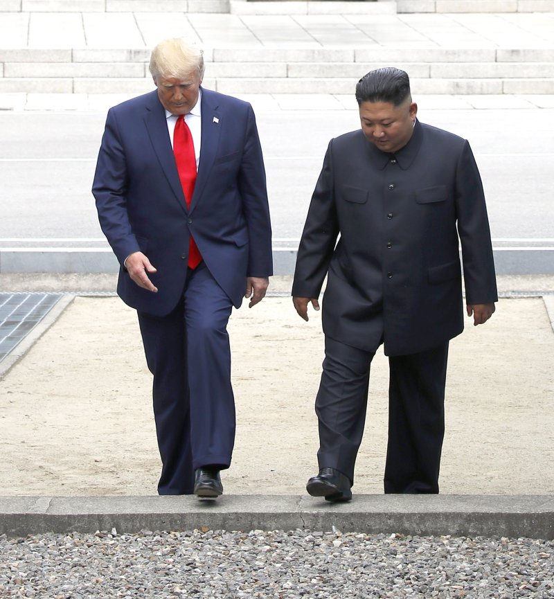 [판문점=뉴시스]도널드 트럼프 미국 대통령과 김정은 북한 국무위원장이 2019년 6월30일 판문점 공동경비구역(JSA) 군사분계선을 넘어 북측으로 갔다 다시 남측으로 넘어오고 있다. 2025.03.14.