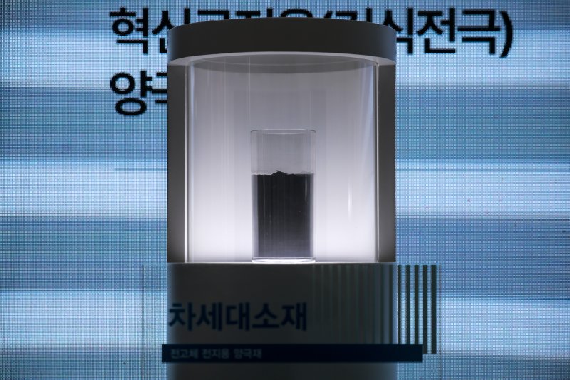 [서울=뉴시스] 정병혁 기자 = 지난 5일 서울 강남구 코엑스에서 열린 인터배터리 2025에서 포스코 부스에 차세대소재-전고체 전지용 양극재가 전시되어 있다. 2025.03.05. jhope@newsis.com