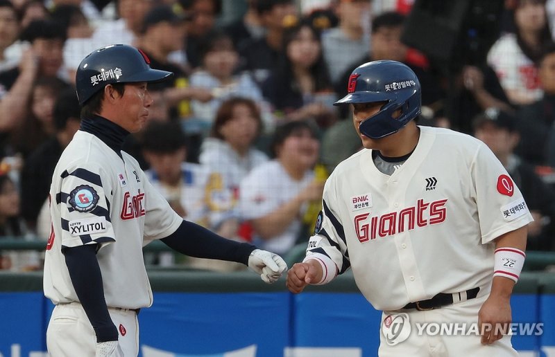 유강남 주먹인사 (출처=연합뉴스)