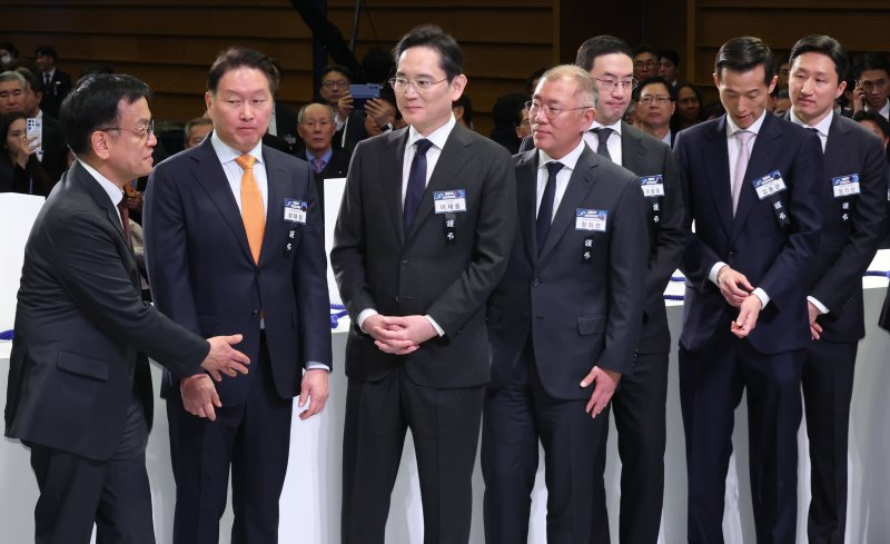 [서울=뉴시스] 조수정 기자 = 최상목 대통령 권한대행 부총리 겸 기획재정부 장관이 3일 서울 대한상공회의소에서 열린 경제계 신년인사회에서 대한상공회의소 회장인 최태원(왼쪽 두번째부터) SK회장, 이재용 삼성전자 회장, 정의선 현대차 회장, 구광모 LG 회장, 김동관 한화 부회장, 정기선 HD현대 수석부회장 등 기업인들과 인사나누고 있다. (대통령실통신사진기자단) 2025.01.03. chocrystal@newsis.com