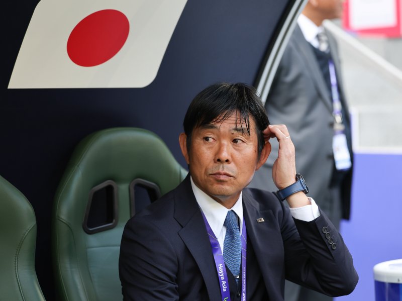 [알라이얀(카타르)=뉴시스] 김근수 기자 = 일본 축구 국가대표팀 모리야스 하지메 감독이 3일(현지시간) 카타르 알라이얀 에듀케이션 시티 스타디움에서 열린 아시아축구연맹(AFC) 2023 카타르 아시안컵 8강전 이란 대 일본의 경기 시작 전 경기장을 바라보고 있다. 2024.02.03. ks@newsis.com