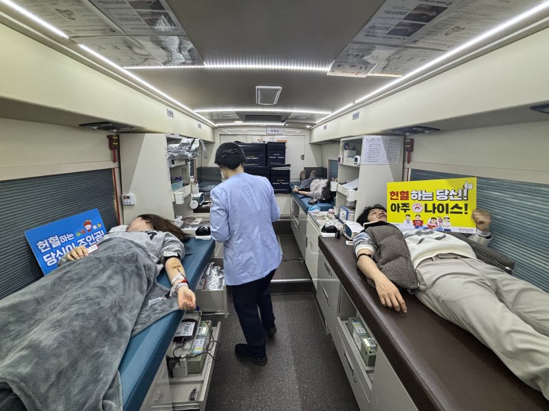 [서울=뉴시스] 한국토지주택공사(LH) 직원들이 지난 13일 'LH 헌혈의 날, 사랑의 헌혈 캠페인'으로 헌혈에 참여하고 있다. 2025.03.14. (사진=LH 제공) photo@newsis.com *재판매 및 DB 금지