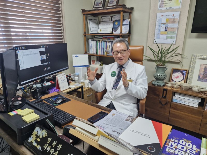 [부산=뉴시스] 백재현 기자 = 김진목 파인힐 병원장이 통합의학적 암치료법에 대해 설명하고 있다. 2025.03.13. itbrian@newsis.com