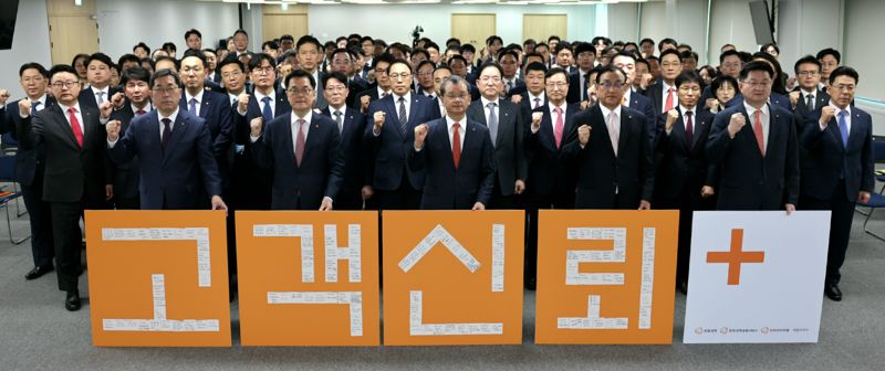 한화생명이 지난 13일 오후 여의도 63빌딩에서 ‘고객신뢰 PLUS 선포식’을 실시했다. 행사에 참석한 한화생명 여승주 대표이사 부회장(왼쪽 3번째), 한화생명금융서비스 이경근 대표이사(왼쪽 2번째), 피플라이프 구도교 대표이사(왼쪽 4번째), 한화라이프랩 고병구 대표이사(왼쪽 5번째), IFC 박상호 대표(왼쪽 1번째)가 기념촬영을 하고 있다.