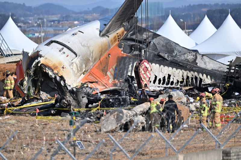 [무안=뉴시스] 이영주 기자 = 제주항공 여객기 참사 닷새 째인 2일 오후 전남 무안군 무안국제공항 활주로 사고 현장 주변에서 사고조사위원회가 크레인을 동원해 여객기가 충돌했던 구조물인 로컬라이저의 콘크리트 더미를 들어올리고 있다. 2025.01.02. leeyj2578@newsis.com