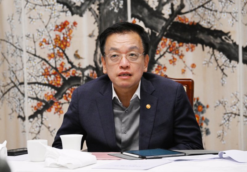 [서울=뉴시스] 최진석 기자 = 최상목 대통령 권한대행 부총리 겸 기획재정부 장관이 14일 서울 종로구 정부서울청사에서 열린 '거시경제·금융현안 간담회(F4 회의)'에서 발언하고 있다. (사진=기획재정부 제공) 2025.03.14. photo@newsis.com *재판매 및 DB 금지
