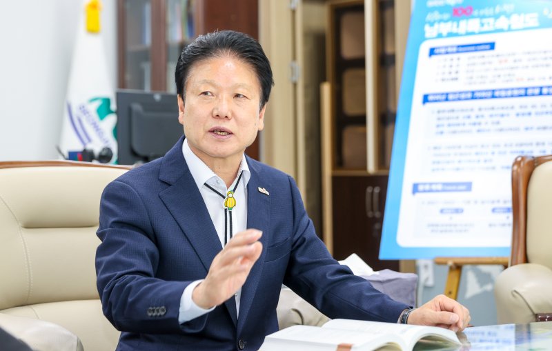 [성주=뉴시스] 이병환 성주군수가 뉴시스와 인터뷰하고 있다. (사진=성주군 제공) 2025.03.11 photo@newsis.com *재판매 및 DB 금지