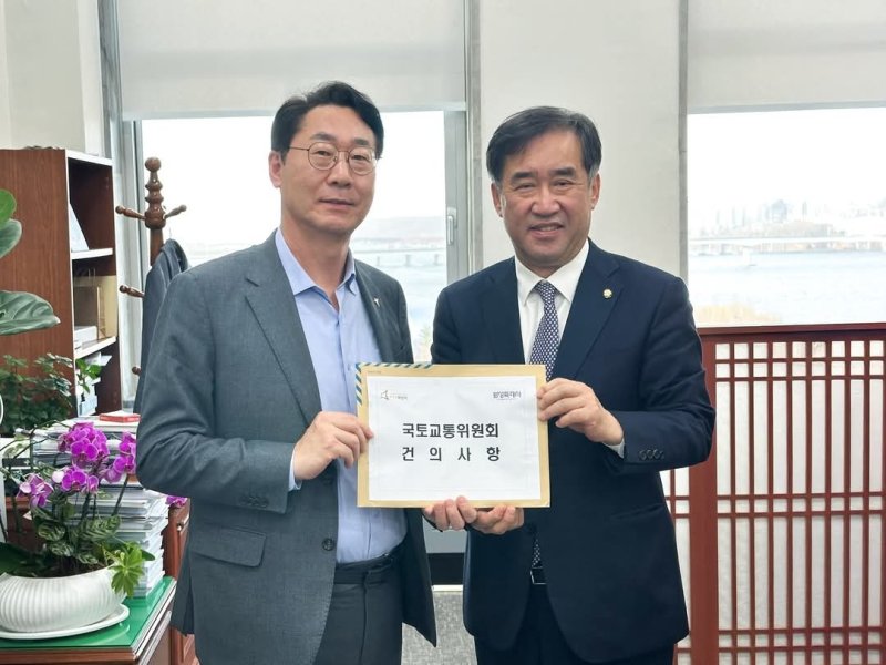 [화성=뉴시스]정명근 화성시장이 13일 맹성규 국토교통위원회 위원장을 만나 화성시의 건의사항을 전달하고 함께 사진을 찍고 있다. (사진=정명근 시장 SNS).2025.03.14.photo@newsis.com
