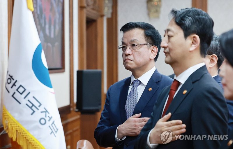 최상목 권한대행, 국무회의 국민의례 (출처=연합뉴스)