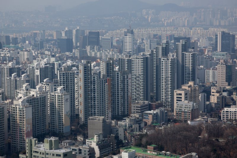 [서울=뉴시스] 김진아 기자 = 올해 들어 종전 최고가의 90% 수준에서 매매된 서울 아파트 비중이 전체의 절반에 육박하는 것으로 나타났다. 강남3구 아파트 가격이 강세를 보이면서 서울의 가격 상승을 견인하는 모습이다.10일 직방이 국토교통부 실거래가 공개시스템의 아파트 매매 거래 가격을 분석한 결과, 2025년 1월부터 2월까지 서울의 아파트 매매 거래 5983건 중 2759건(46%)는 2006년부터 지난해까지 종전 최고가의 90% 수준에서 거래된 것으로 조사됐다. 종전 최고가의 '80% 이상~90% 미만' 거래 비중도 33%를