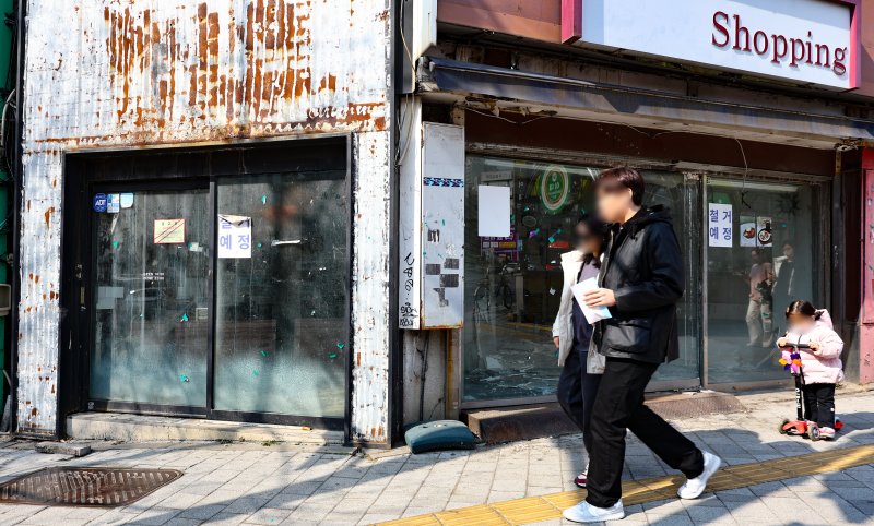 [서울=뉴시스] 황준선 기자 = 서울 서대문구 이대입구역 인근 상가가 공실로 방치돼 있다. 2025.03.10. hwang@newsis.com