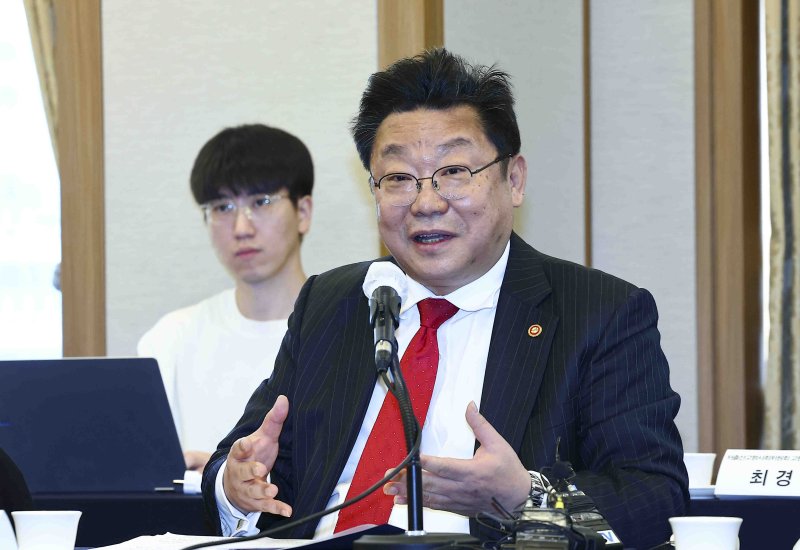 [서울=뉴시스] 김근수 기자 = 주형환 저출산고령사회위원회 부위원장이 지난달 26일 서울 중구 한국프레스센터에서 열린 기자간담회에서 발언하고 있는 모습. 2025.02.26. ks@newsis.com