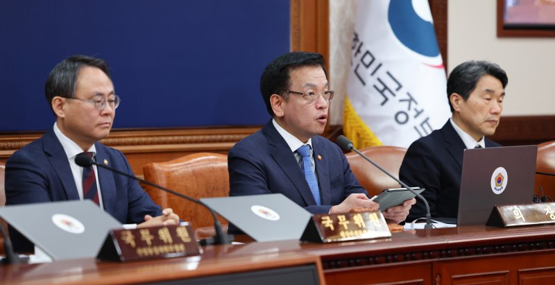 [서울=뉴시스] 최진석 기자 = 최상목 대통령 권한대행 부총리 겸 기획재정부 장관이 14일 정부서울청사에서 열린 임시 국무회의에서 발언하고 있다. 2025.03.14. myjs@newsis.com