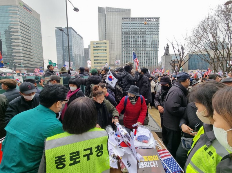 [서울=뉴시스]3.1절 집회에서 안전관리 비상근무에 투입된 종로구 직원.