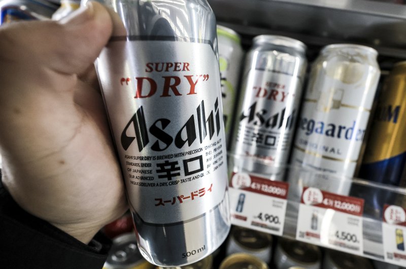 [서울=뉴시스] 정병혁 기자 = 2일 서울시내 한 편의점에 아사히 맥주가 진열되어 있다. 국내 수입맥주 1위 일본 아사히가 3월 1일부로 가격을 인상했다. 편의점 기준 아사히 수퍼드라이 캔맥주 350ml 가격은 3500원에서 4000 원으로, 500ml 가격은 기존 4500원에서 4900원으로 올랐다. 2025.03.02. jhope@newsis.com