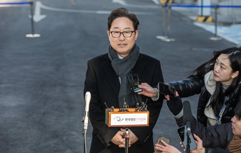 [서울=뉴시스] 사진공동취재단 = 박범계 더불어민주당 의원이 지난 2월20일 서울 종로구 헌법재판소에서 열린 윤석열 대통령 탄핵심판 10차 변론기일에 참석하며 취재진의 질문에 답하고 있다. 2025.02.20. photo@newsis.com