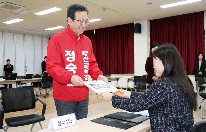 [부산=뉴시스] 하경민 기자 = 부산교육감 재선거 후보 등록 기간인 14일 부산 연제구 부산시선거관리위원회에서 정승윤 중도·보수 4자 단일화 후보가 후보등록 서류를 제출하고 있다. 2025.03.14. yulnetphoto@newsis.com