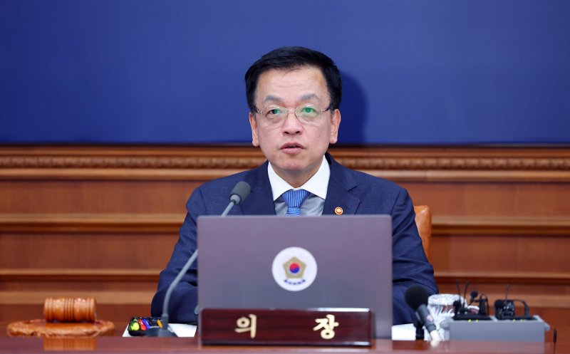[서울=뉴시스] 최진석 기자 = 최상목 대통령 권한대행 부총리 겸 기획재정부 장관이 14일 정부서울청사에서 열린 임시 국무회의에서 발언하고 있다. 2025.03.14. myjs@newsis.com