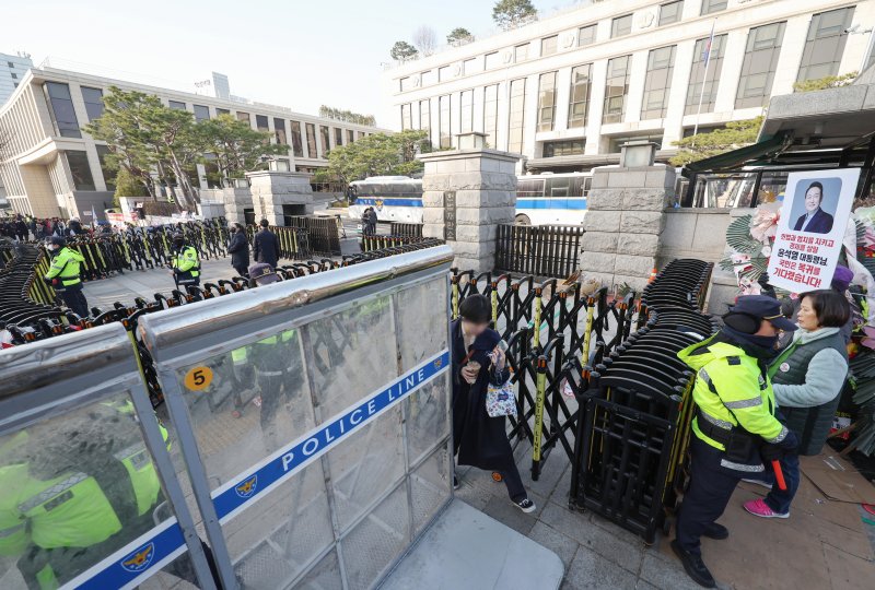 [서울=뉴시스] 김진아 기자 = 윤석열 대통령 탄핵 심판 선고를 앞둔 14일 서울 종로구 헌법재판소 앞에 차단벽이 설치돼 있다. 2025.03.14. bluesoda@newsis.com