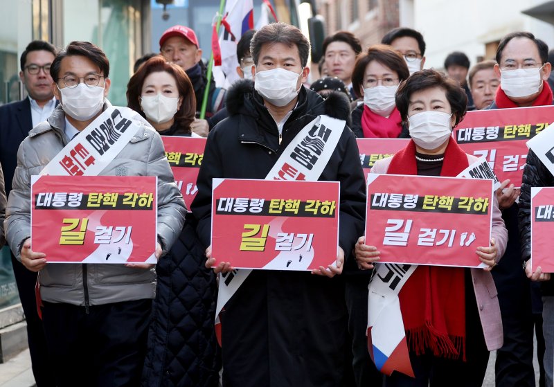 [서울=뉴시스] 김진아 기자 = 국민의힘 윤상현 의원을 비롯한 기독인회 의원들과 한국사 강사 전한길 씨가 14일 서울 종로구 헌법재판소 앞에서 '탄핵 각하 길' 걷기 기자회견을 마친 뒤 헌재 주변을 걷고 있다. 2025.03.14. bluesoda@newsis.com