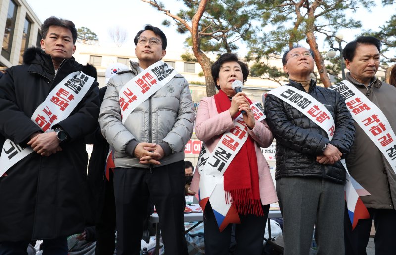 [서울=뉴시스] 김진아 기자 = 조배숙 국민의힘 의원이 14일 서울 종로구 헌법재판소 앞에서 열린 '국민의힘 기독인회 의원-한국사 강사 전한길, 탄핵 각하 길' 걷기 기자회견에서 발언하고 있다. 2025.03.14. bluesoda@newsis.com