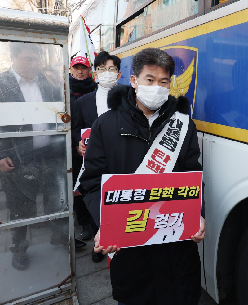 [서울=뉴시스] 김진아 기자 = 한국사 강사 전한길 씨가 국민의힘 기독인회 의원들과 14일 서울 종로구 헌법재판소 앞에서 '탄핵 각하 길' 걷기 기자회견을 마친 뒤 헌재 주변을 걷고 있다. 2025.03.14. bluesoda@newsis.com