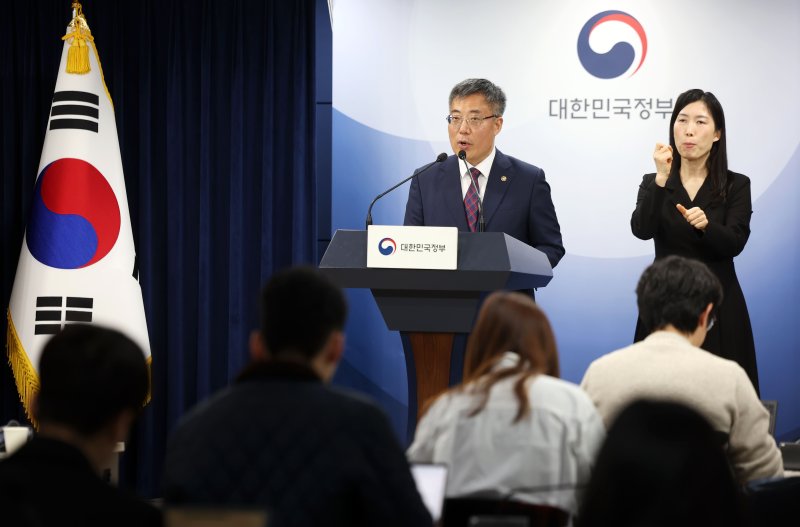 [서울=뉴시스] 홍효식 기자 = 김석우 법무부 장관 직무대행이 14일 정부서울청사에서 '명태균 특검법' 재의요구권 관련 브리핑을 하고 있다. 2025.03.14. yesphoto@newsis.com
