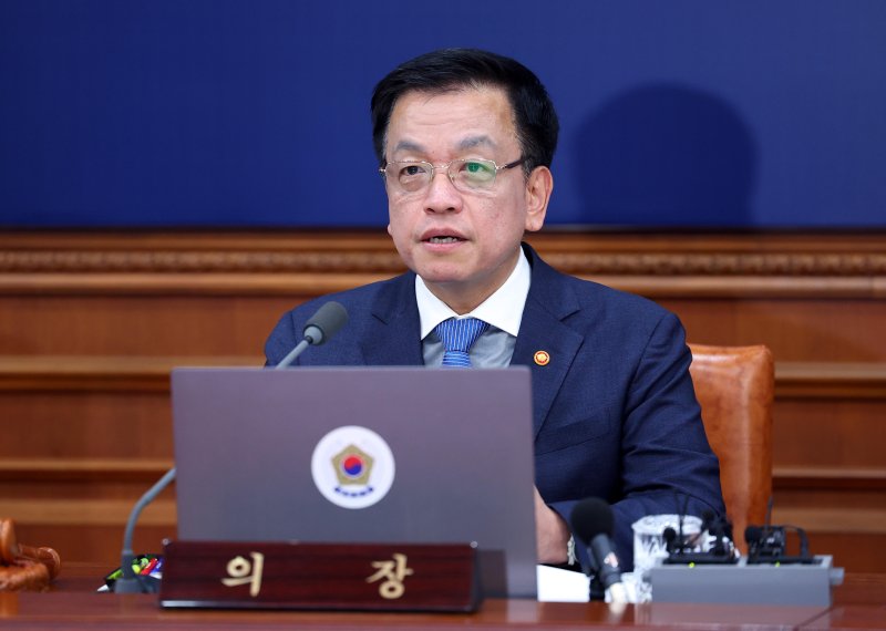 [서울=뉴시스] 최진석 기자 = 최상목 대통령 권한대행 부총리 겸 기획재정부 장관이 14일 정부서울청사에서 열린 임시 국무회의에서 발언하고 있다. 2025.03.14. myjs@newsis.com
