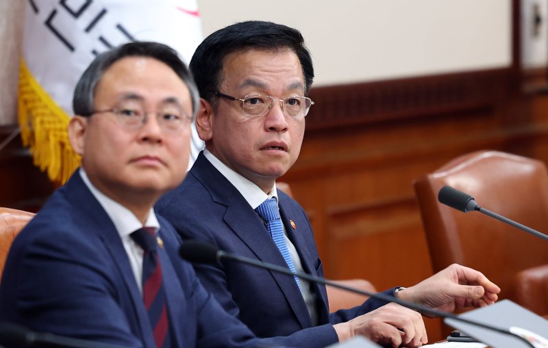 [서울=뉴시스] 최진석 기자 = 최상목 대통령 권한대행 부총리 겸 기획재정부 장관이 14일 정부서울청사에서 열린 임시 국무회의에서 시작을 기다리고 있다. 2025.03.14. myjs@newsis.com
